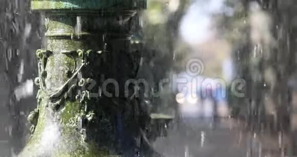 喷水铁制喷泉的细节视频的预览图