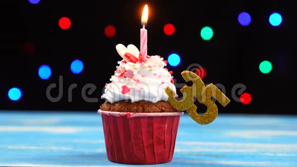 带有蜡烛的美味生日蛋糕和35号的彩色模糊灯光背景视频的预览图