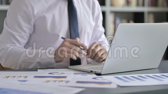 商务人士使用笔记本电脑拍摄特写及报道视频的预览图