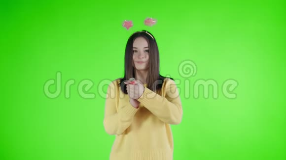 年轻女子在绿色屏幕上爆炸纸屑饼干视频的预览图