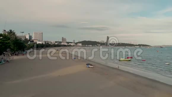 无人机起飞芭堤雅海滩的空中拍摄和著名的标志清晨日出城市景观和天际线视频的预览图