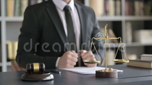 法庭桌上律师手指手指的特写镜头视频的预览图