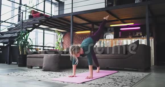 练习瑜伽练习女士在家鸟狗练习早晨女士坐在地板上用瑜伽垫视频的预览图