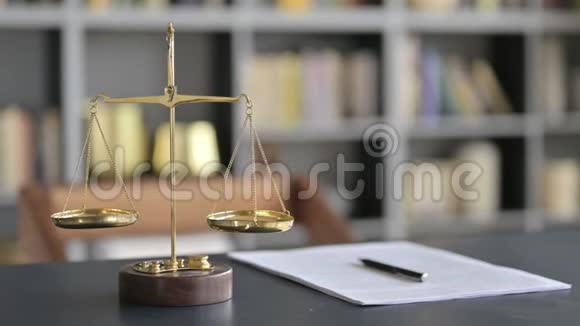 黄金黄铜平衡表和律师表文件视频的预览图
