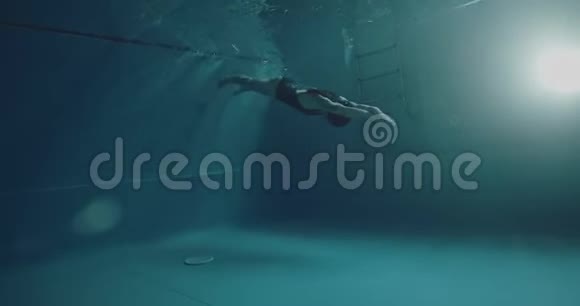 业余亚洲女子游泳海豚技术视频的预览图