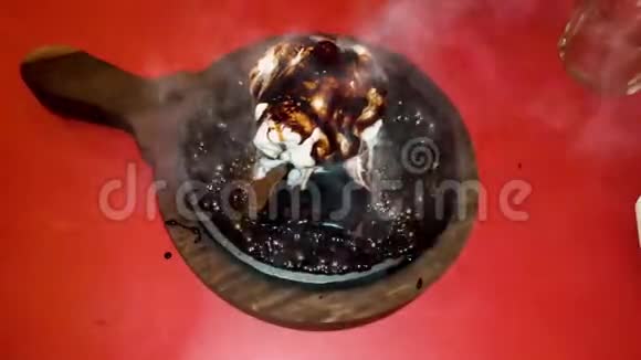 巧克力脆饼和冰淇淋巧克力脆饼是一道甜菜用冰淇淋舀在上面视频的预览图