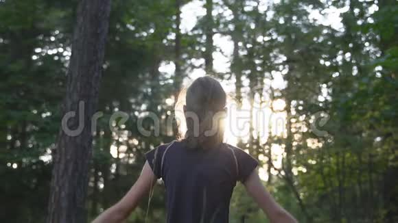 夏天在森林里的小女孩冥想的概念视频的预览图