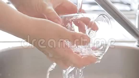 双手洗一杯视频的预览图