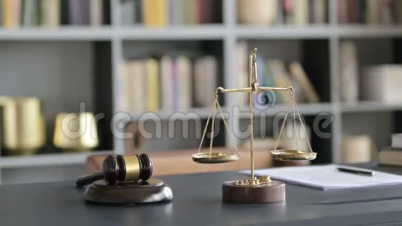 法庭桌上的收支平衡表和碎石视频的预览图