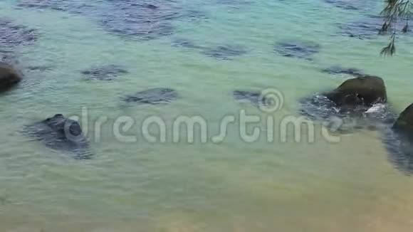 以自然的海浪声从碧海的高处眺望视频的预览图