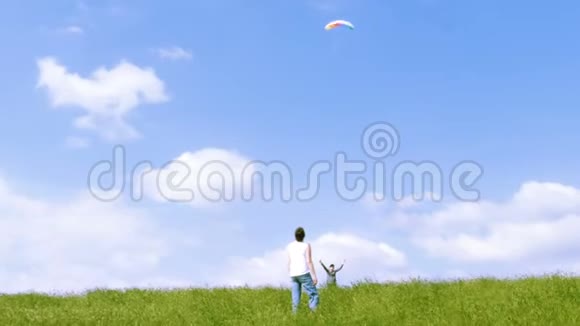 一家人在蓝天上放风筝有一些云视频的预览图