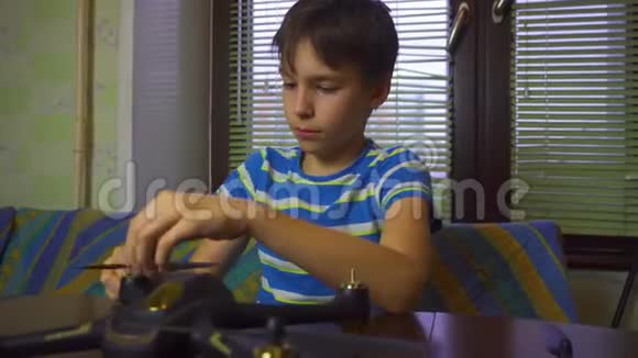 男孩拆卸无人机复印机4K视频的预览图
