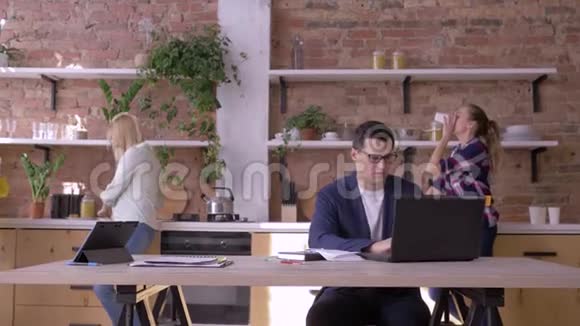 工作上的疯狂胜利成功的办公室经理戴着眼镜在笔记本电脑上学到了好消息并与商业团队一起欢欣鼓舞视频的预览图
