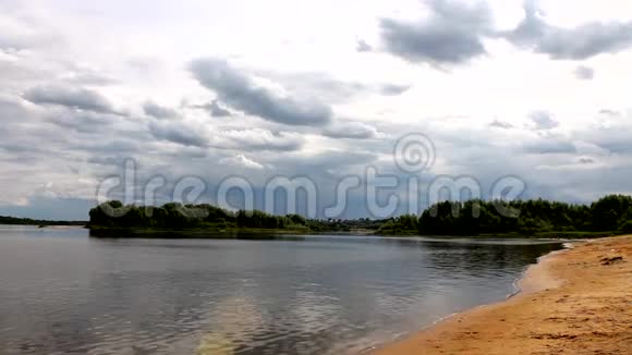 夏日的风景伴随着奥卡河俄罗斯如画的云堤在夏日视频的预览图