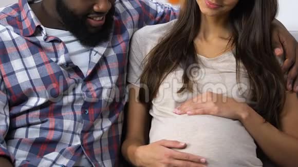 幸福混血儿夫妇在等宝宝微笑着计划生育诊所视频的预览图