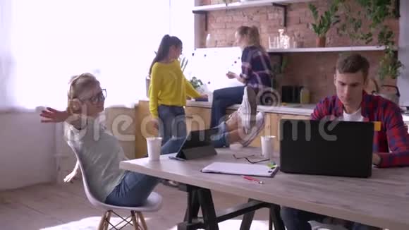 成功的年轻商人团队正在烹饪过程中使用平板电脑和笔记本电脑视频的预览图