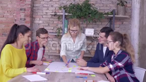 成功的商业交易快乐的办公室男女在大纸上赢得新项目的工作时竖起大拇指视频的预览图