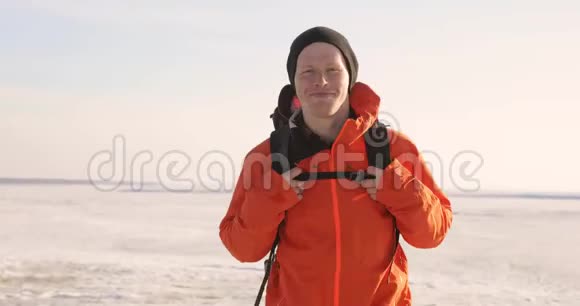 快乐微笑的人旅行者走在山上覆盖着雪的地方视频的预览图