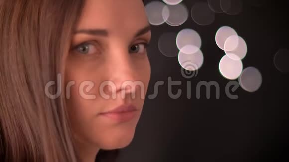 女人转向相机在灯光背景下招手视频的预览图