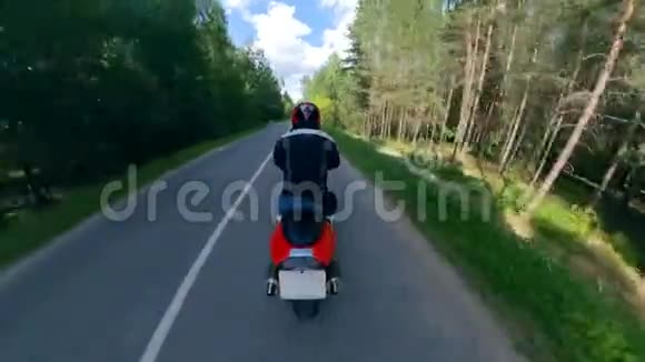 摩托车高速行驶的背面景色视频的预览图