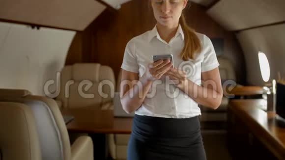 女商人通过电话谈论生意的私人飞机航班视频的预览图