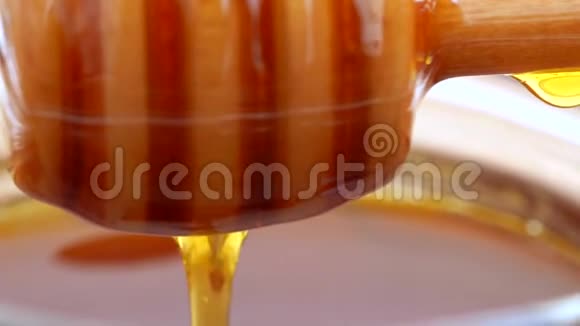 蜂蜜滴在一个蜂蜜滴头上视频的预览图