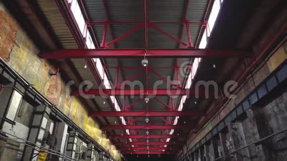 穿过古老而封闭的工业工厂视频的预览图