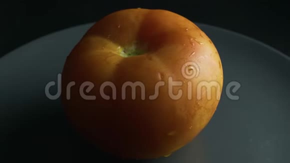 西红柿在盘子上逆时针旋转右边有灯光视频的预览图