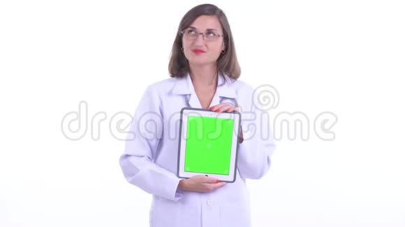幸福美丽的女医生在看数字平板电脑视频的预览图