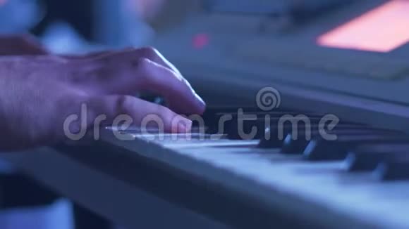 音乐家在音乐会上演奏合成器视频的预览图