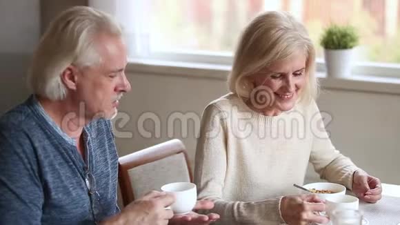 快乐的中年夫妇一起吃早餐喝咖啡视频的预览图