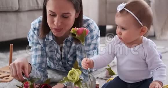 妈妈和女儿在花瓶里插花视频的预览图