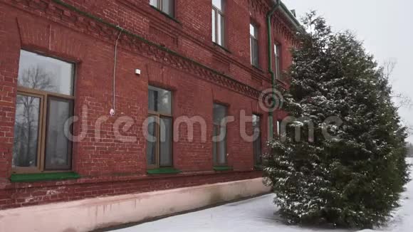 旧红砖建筑18世纪冬季白天降雪俄罗斯帝国最古老的旅馆或旅社视频的预览图