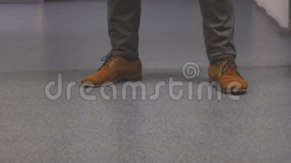 穿棕色鞋子的脚视频的预览图