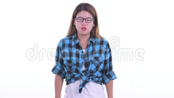 悲伤的年轻亚洲时髦女人竖起大拇指视频的预览图