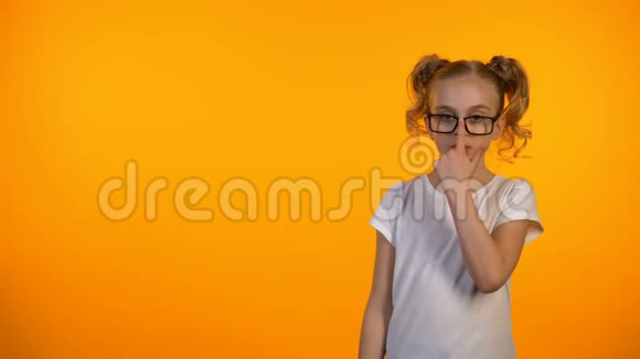 可爱的女孩调整眼镜双手交叉胸部儿童眼科视频的预览图