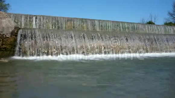 沿河人工瀑布视频的预览图