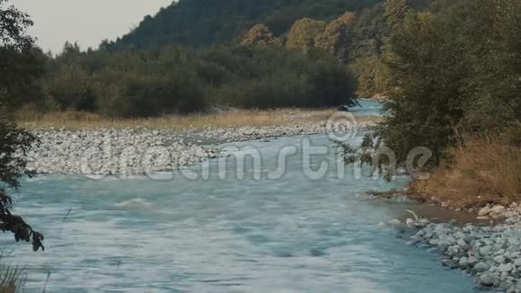 蓝色的河流流向大自然视频的预览图