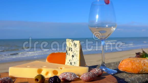 红酒倒入奶酪旁边的杯子里视频的预览图