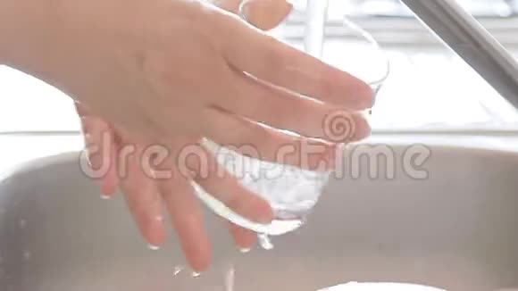 双手洗一杯视频的预览图