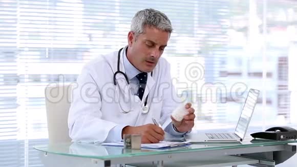 医生一边吃药一边开处方视频的预览图