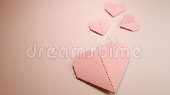 粉红色背景上的真正的粉红色折纸心视频的预览图