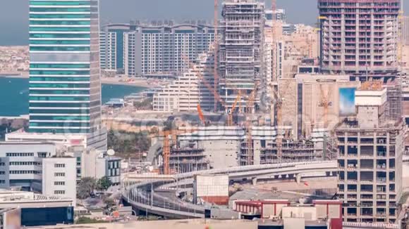 迪拜媒体城市摩天大楼和建设地点棕榈朱美拉时代迪拜阿拉伯联合酋长国视频的预览图