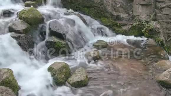 瀑布的超现实特写镜头水流向上视频的预览图