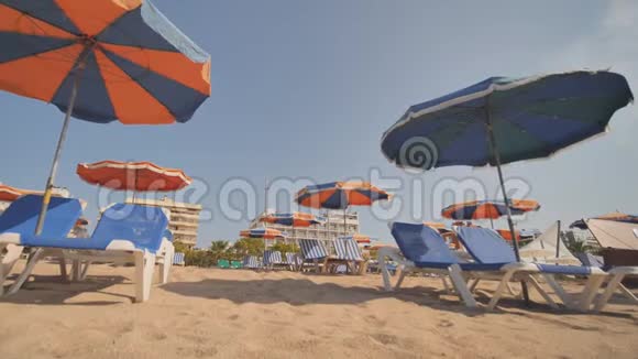 卡拉拉镇海滩上有太阳床的海滩雨伞西班牙视频的预览图