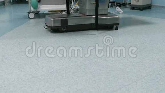 空的现代化手术室手术室配备现代化医疗设备不是人视频的预览图