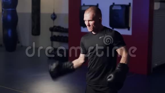 战斗机做运动加热手臂肌肉准备战斗慢动作视频的预览图