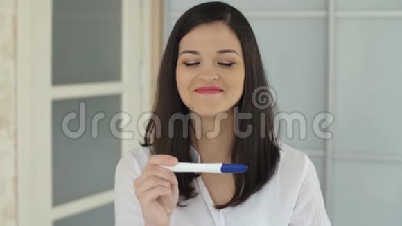 怀孕测试的惊讶女人视频的预览图