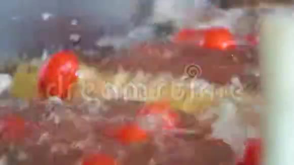 番茄工业洗涤用干净的冷水飞溅滴在工厂宏观的接近视频的预览图