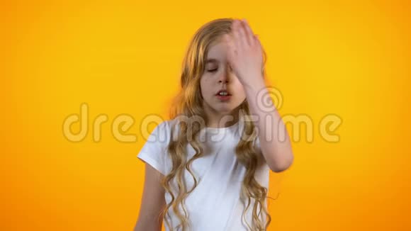 女孩做手势和皱眉质量差淘气的孩子冲突视频的预览图